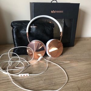 Friends headphones rose gold